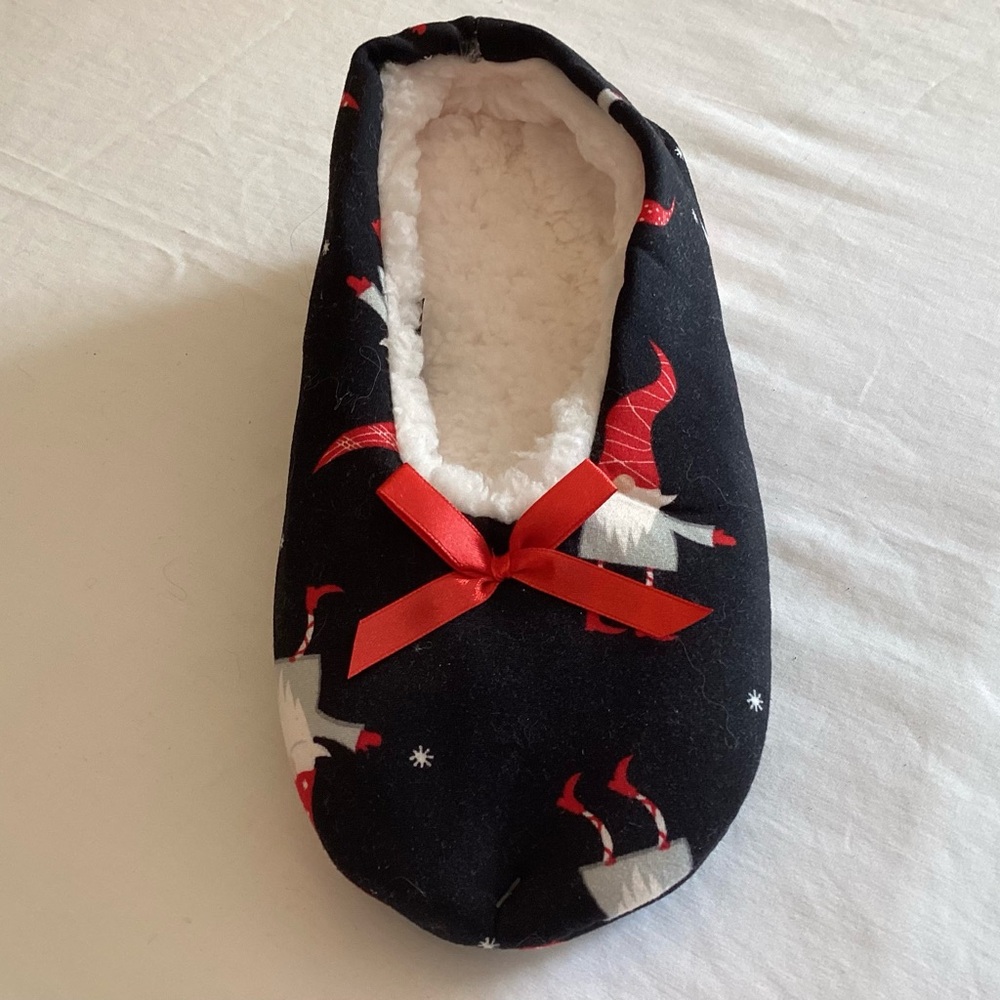 House Shoes Dancing Gnome Slippers NWT